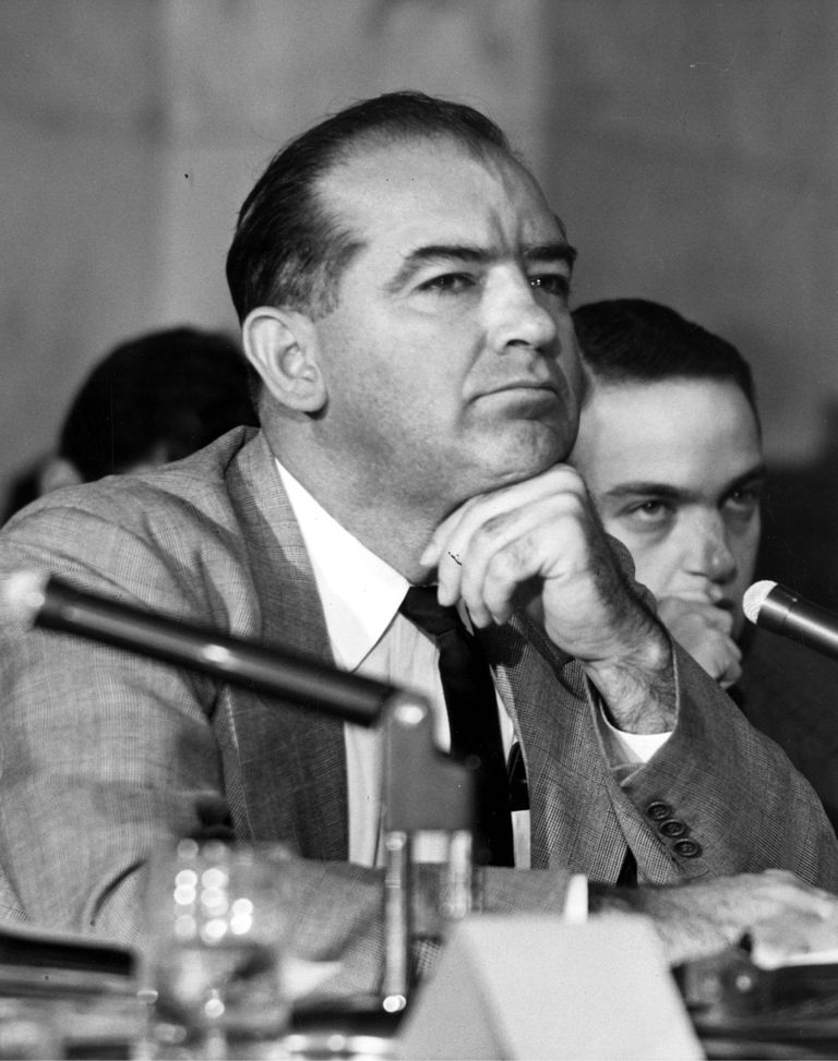Joseph McCarthy (vasakul) aprillis 1953