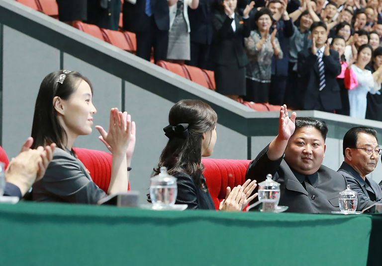 Kimid Põhja-Korea Tööpartei istungil. Paremal Põhja-Korea liider Kim Jong-un, keskel ta naine Ri Sol-ju ja vasakul õde Kim Yo-jong juunis 2019.