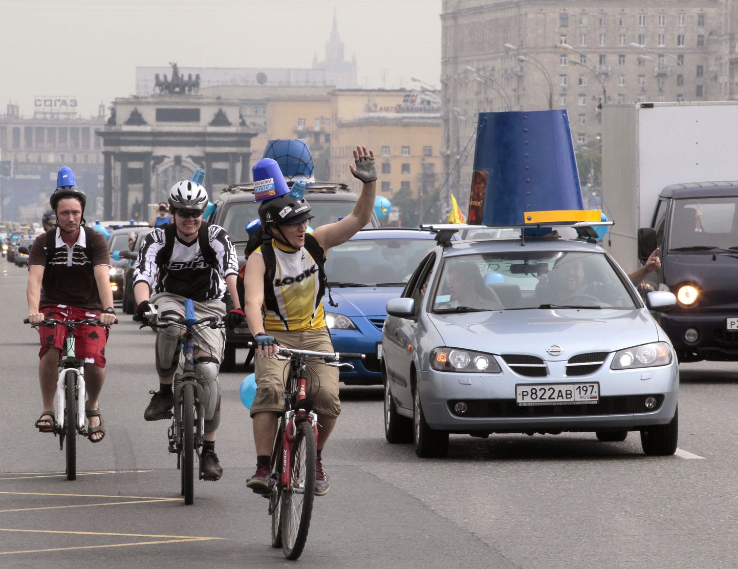 Акция "синих ведерок" - протест москвичей против использования чиновниками проблесковых маяков на служебных машиных. Архивное фото.