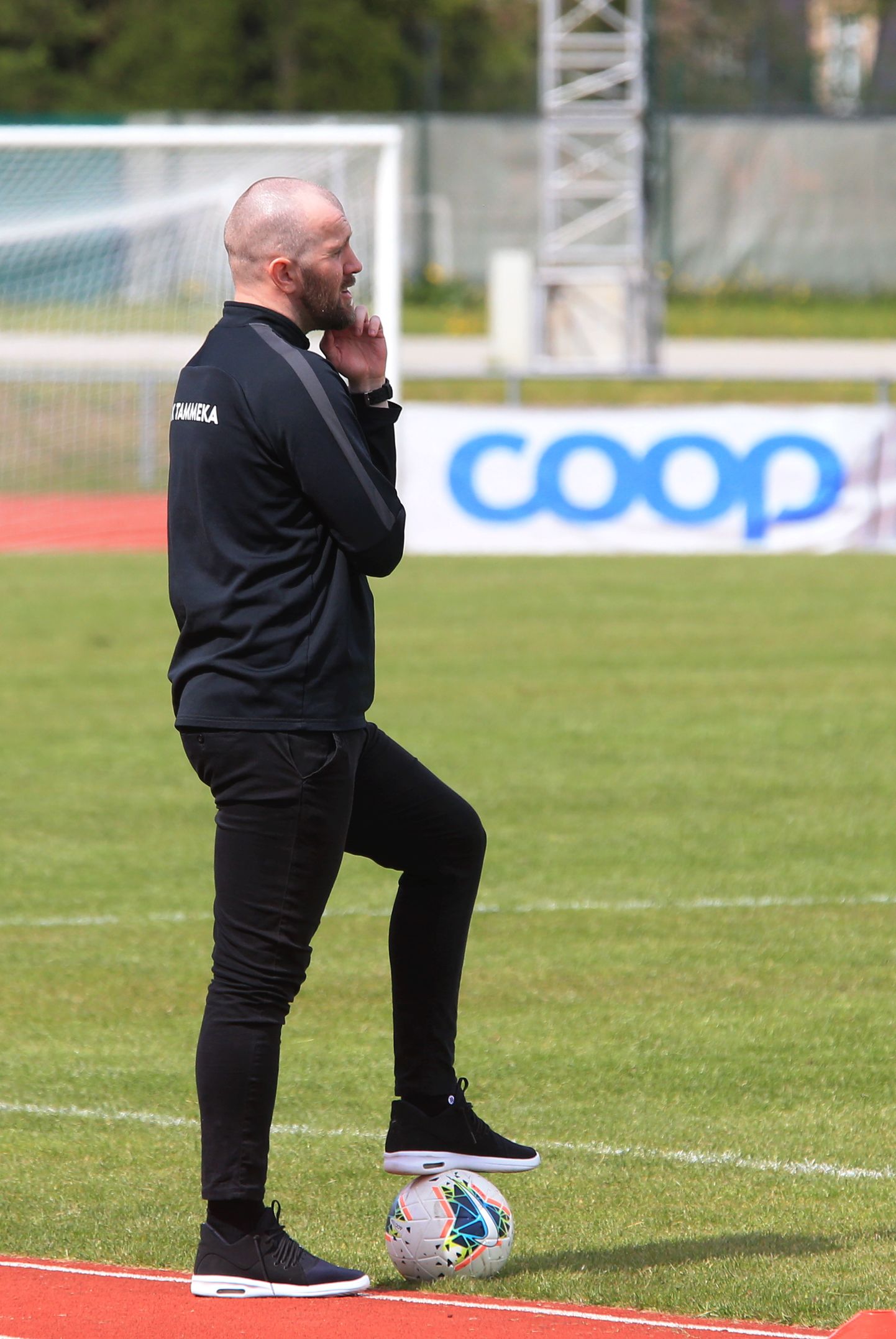 Tammeka peatreener Kaido Koppel teenis eilses tartlaste mängus FC Kuressaare vastu kollase kaardi, kui väljendas oma pahameelt väljakul aset leidnud situatsiooni suhtes lubamatu kõnepruugiga.