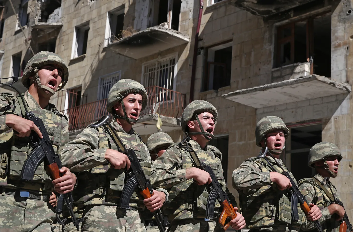 Азербайджанские военные 27 сентября 2021 года на параде в городе Шуша, который был отвоеван Баку у армянских военных в 2020 году в ходе 44-дневной Второй карабахской войны.
