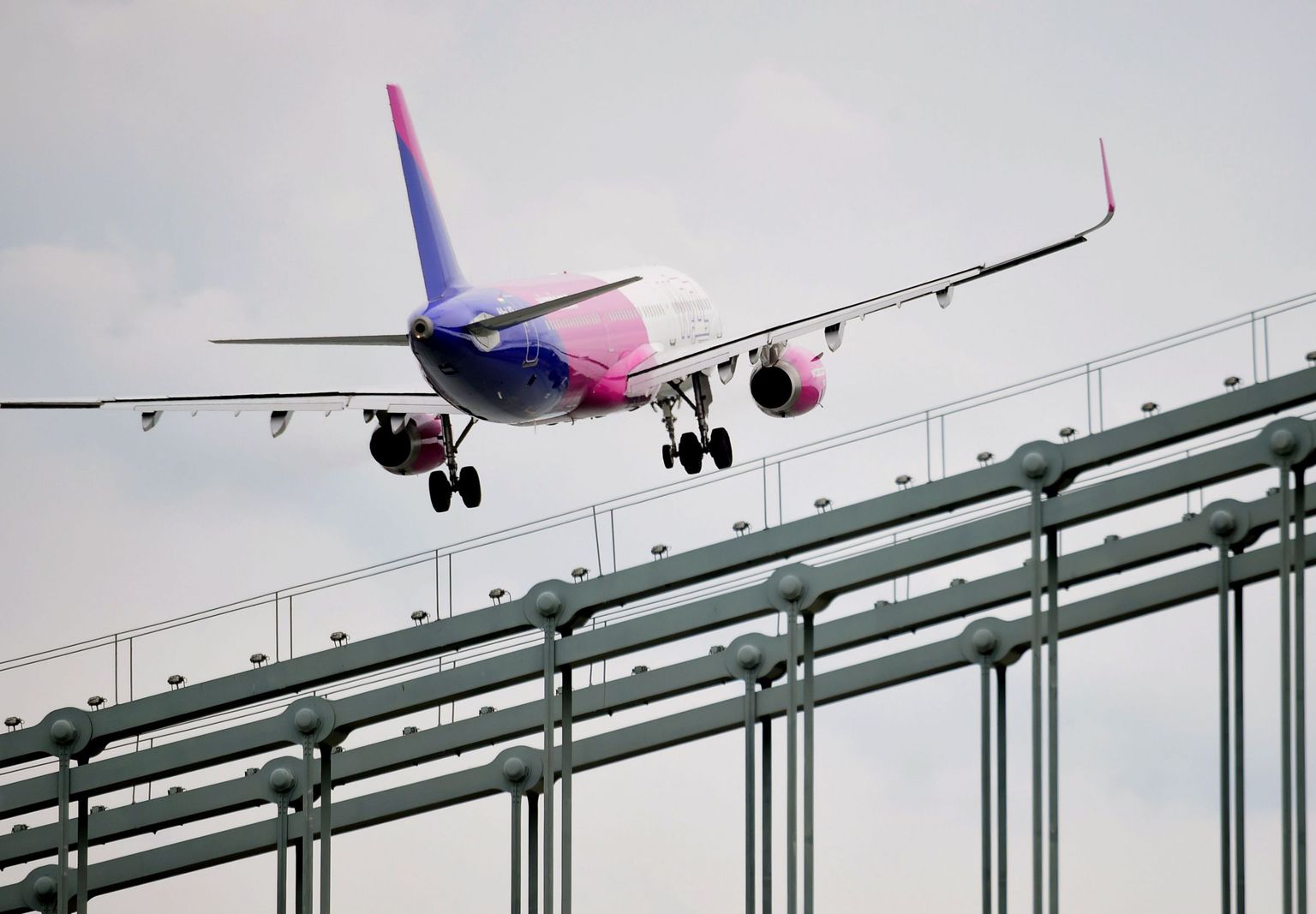 Wizz Airi lennuk tõusmas õhku Budapesti lennuväljalt Ungaris.