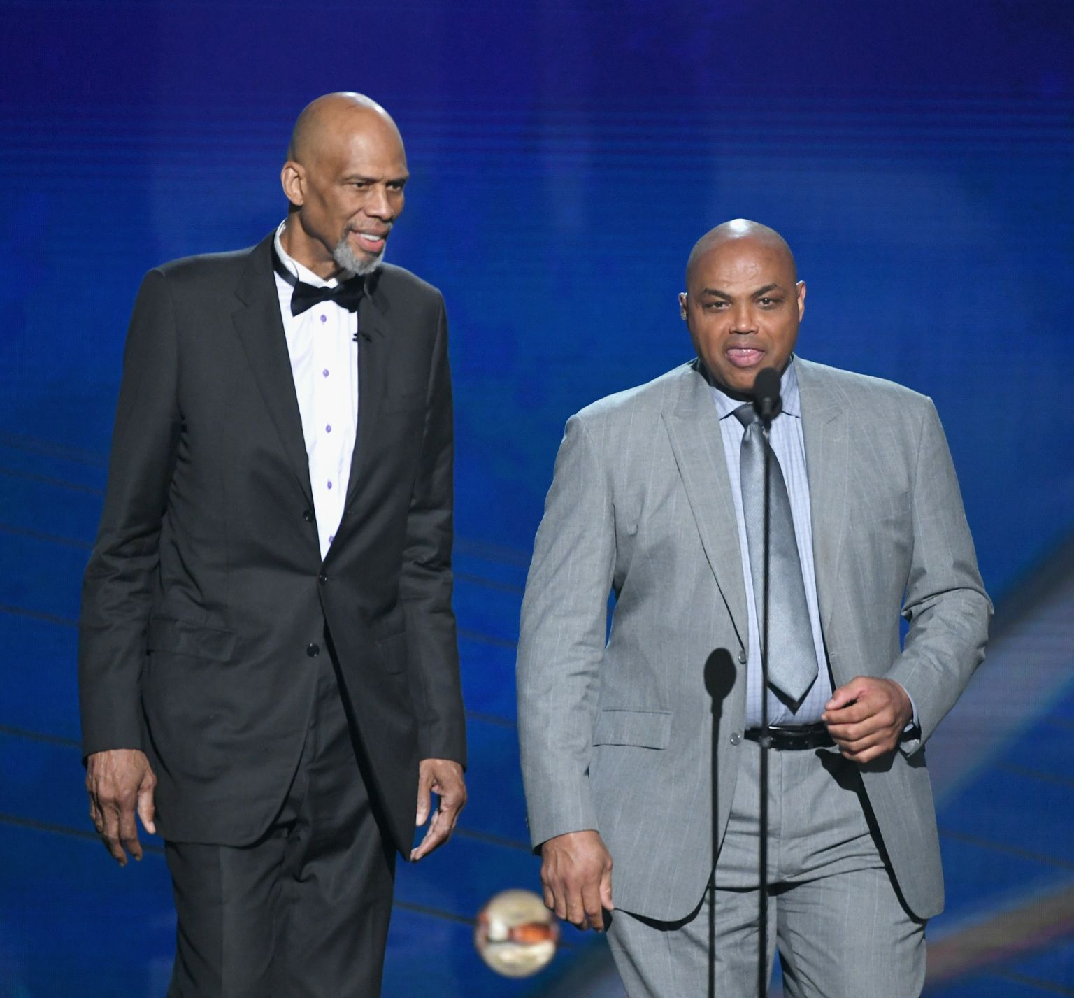 NBA legendid Kareem Abdul-Jabbar (vasakul) ja Charles Barkley on mõlemad jäänud petistest agentide ohvriteks.