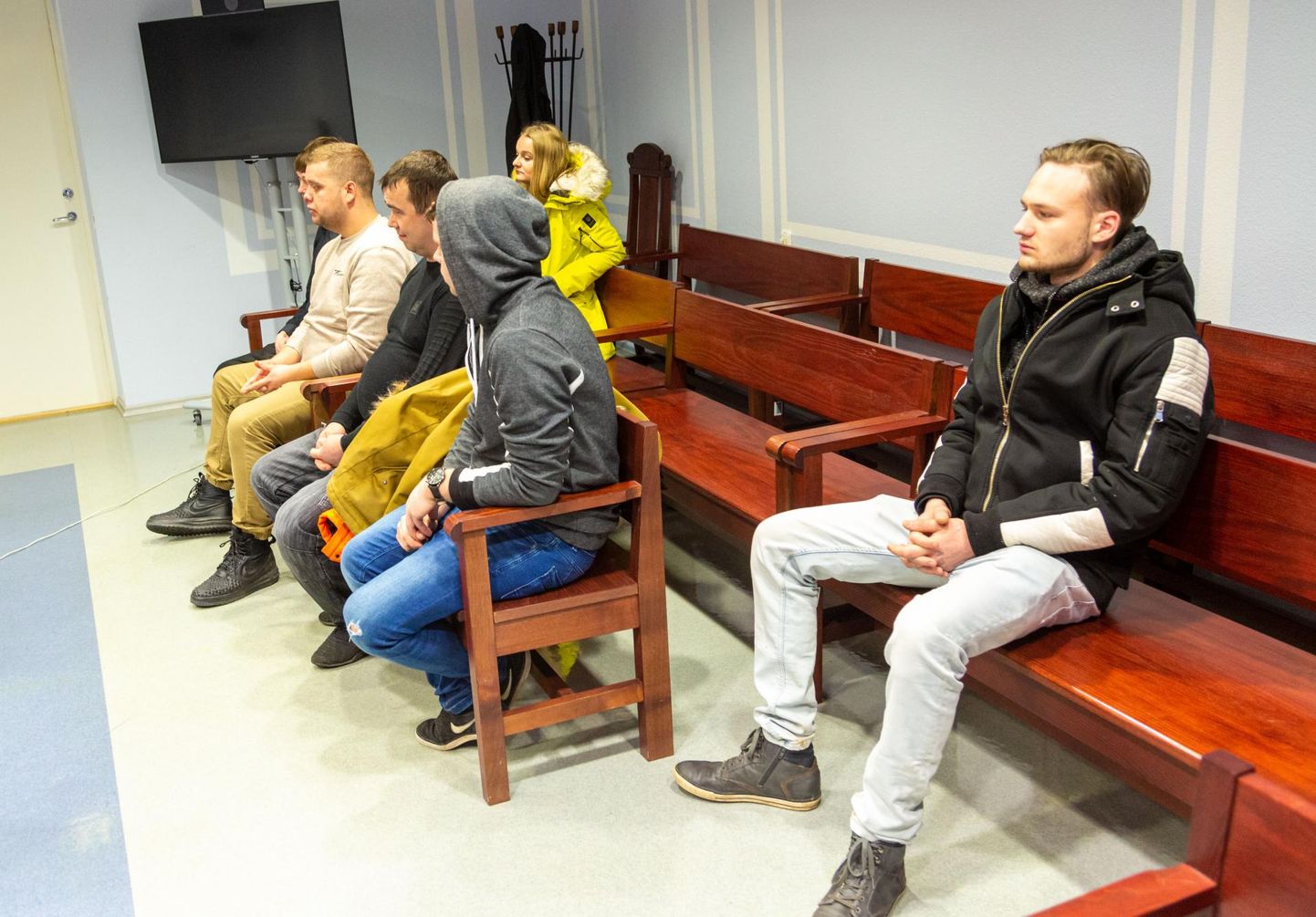 Narkootikumite vahendamisega seotud Erik (paremalt), Simon, Martti, Varmo, Erkko ja Kristiina Põlva kohtumajas oma karistust ootamas.