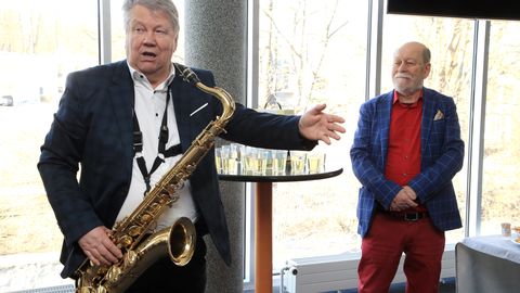 Kunstnik Robert Suvi maalinäituse avamine kujunes varaseks juubelipeoks, mille juhatas sisse saksofonist Lembit Saarsalu