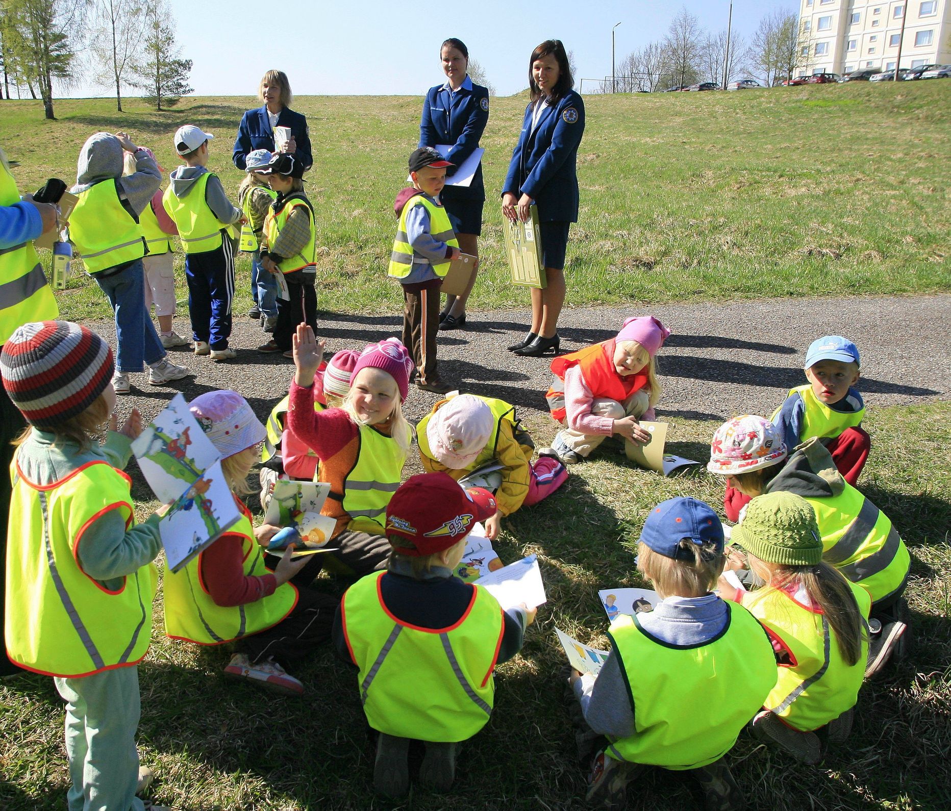 Midrimaa lapsed ja keskkonnainspektsiooni töötajad kohtusid Männimäe taga metsatukas.