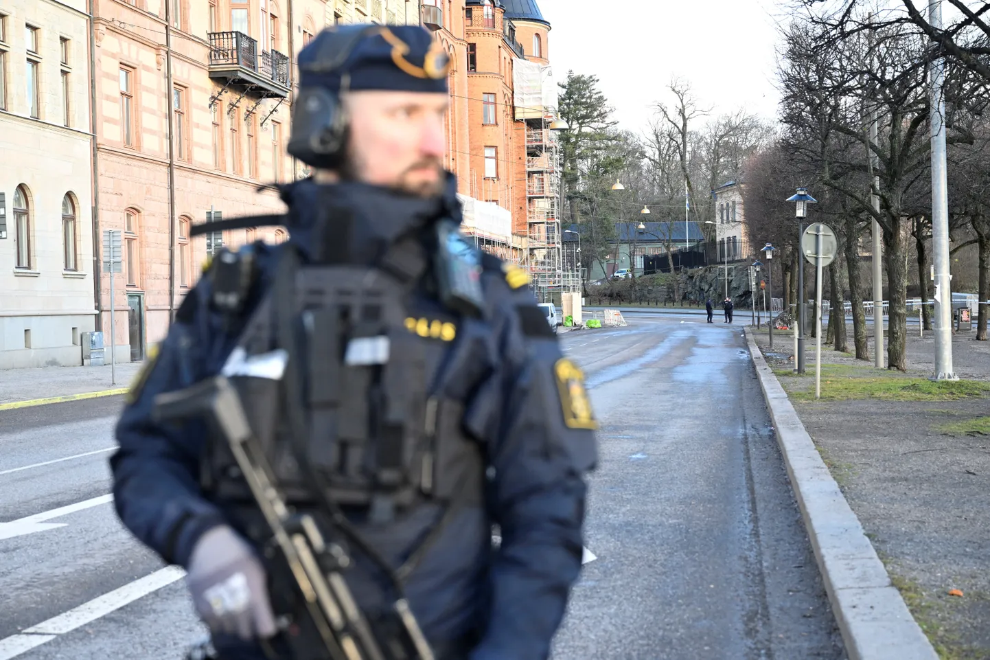 Rootsi politseinik Iisraeli saatkonna juures.