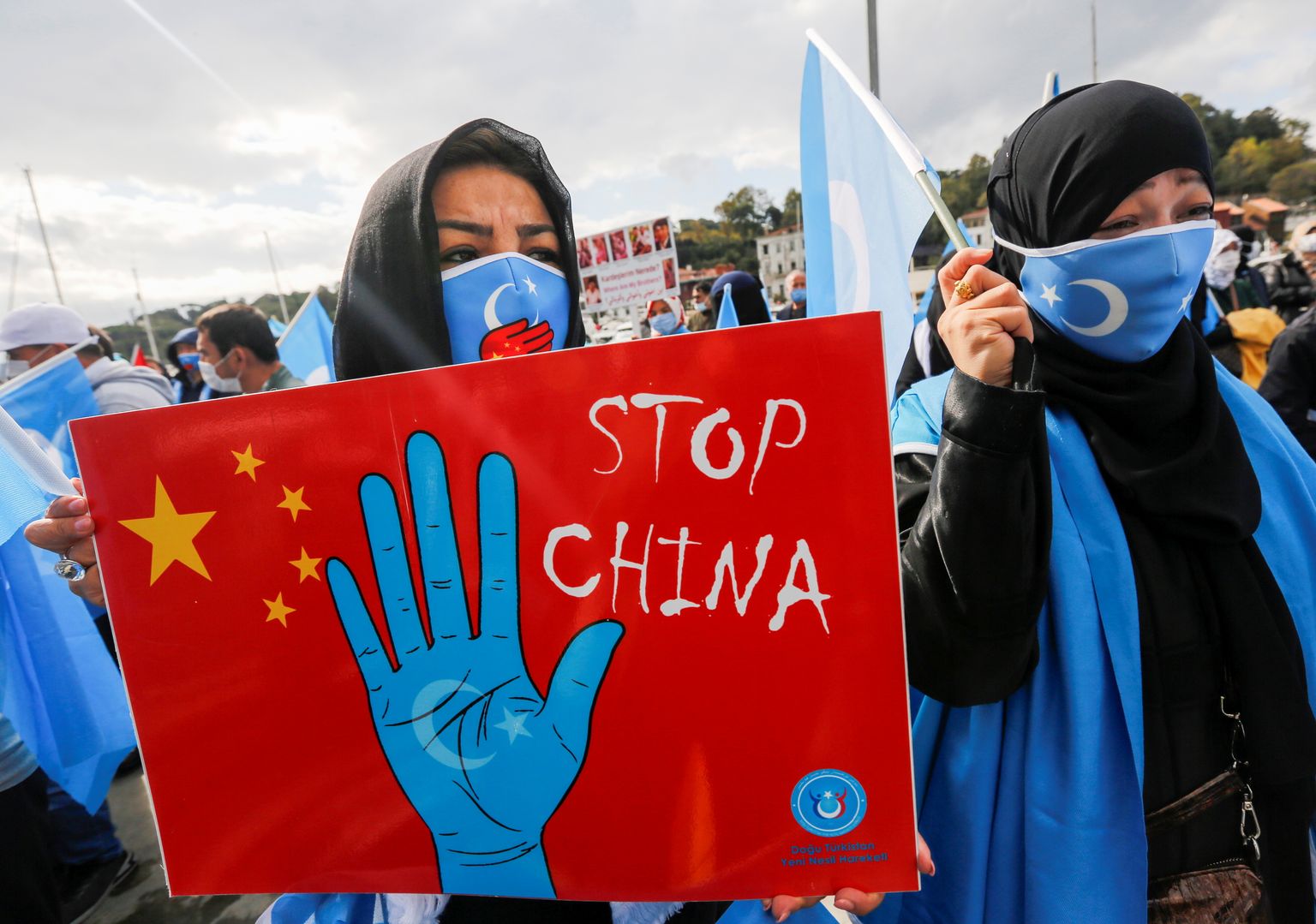 Uiguuridest meeleavaldajad mullu 1. oktoobril Istanbulis nõuavad Hiina vägivalla peatamist.
