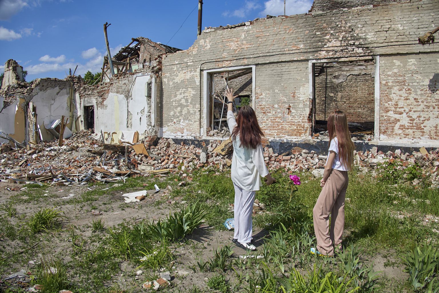 Vene rünnakus hävinenud koolimaja Ukrainas Harkivis. Pildil õpilased kannatada saanud kooli juures. Foto on tehtud 1. juunil 2022