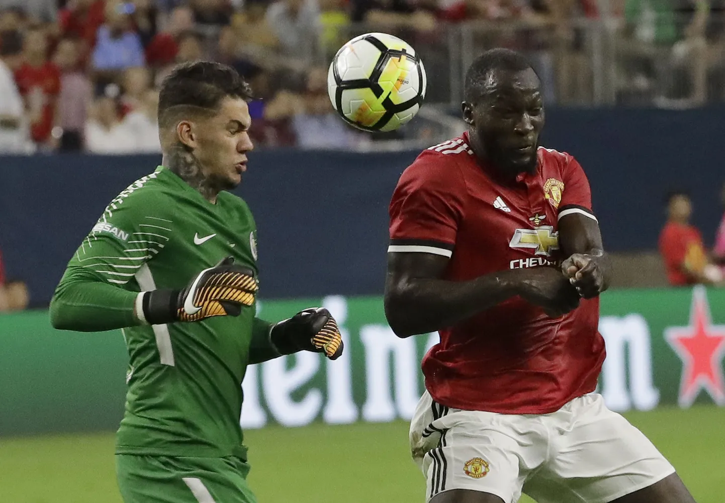 Ederson Moraes ja Romelu Lukaku.