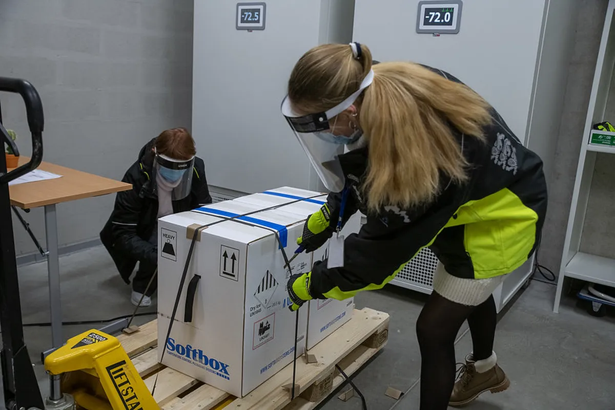 В Эстонию первая партия вакцины прибыла 26 декабря 2020 года.