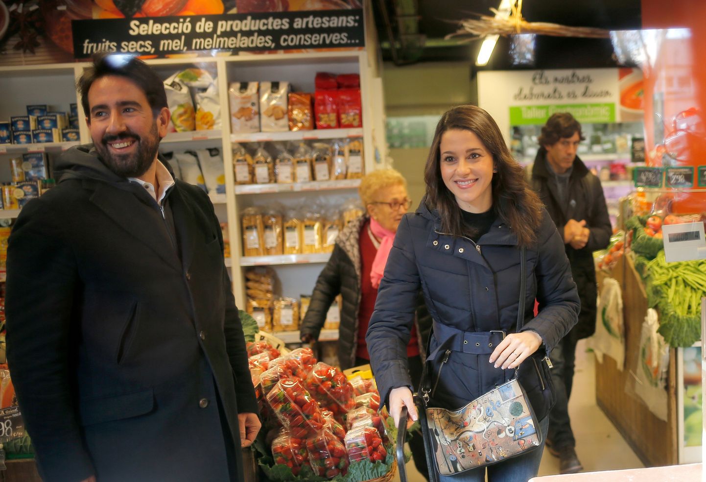 Iseseisvusvastase Ciudadanose partei juht Ines Arrimadas eile oma abikaasa Xavier Cima i Ruizga ostlemas. Varem iseseisvuslaste parteis olnud mees lõpetas poliitilise karjääri pärast Arrimadasega abiellumist.