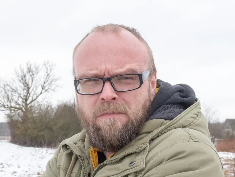 Marek Tiits, JK Viljandi kogukonnajuht.


«Eriolukorda pean vajalikuks. Itaalia ja Hispaania ei ole meist ju nii kaugel, et nende kogemustest mitte õppida. Seal jäädi jõuliste meetmete rakendamisega vist nädala jagu hiljaks ja praegust olukorda me kõik teame. Loodan, et valitsus ja terviseamet suudavad ka meedikute isikukaitsevahendite probleemi kiiresti lahendada, sest seda pean praegu kõige suuremaks ohukohaks.
Kohanenud olen kenasti – maaka värk. Toiduvarud on meie talus nagunii alati olemas, neid veidi täiendasin.
Sport on totaalselt seiskunud ning iga päev tuleb koos kolleegidega tegelda sellega, et hoida koos Viljandi jalgpallikogukonda. Saame päris kenasti hakkama ning oleme raskete aegade üleelamiseks valmis.
Kõige suuremat stressi tundsin möödunud nädala lõpus, kui Euroopas hakkasid riikide piirid üksteise järel kinni minema. Mu täiskasvanud poeg pääses pärast mitut Prantsusmaal õppereisil veedetud nädalat sealt tulema sõna otseses mõttes viimasel sekundil.
Muret tunnen Tartumaal elava isa ja ema pärast, aga olen nendega iga päev kontaktis ja seni on kõik hästi.»