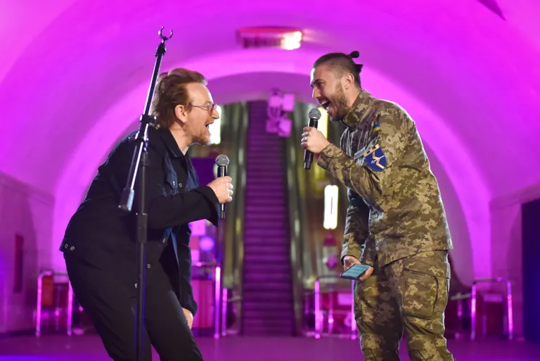 Bono esinemas koos Ukraina bändi Antitila laulja Taras Topoljaga, kes praegu teenib Ukraina armees.