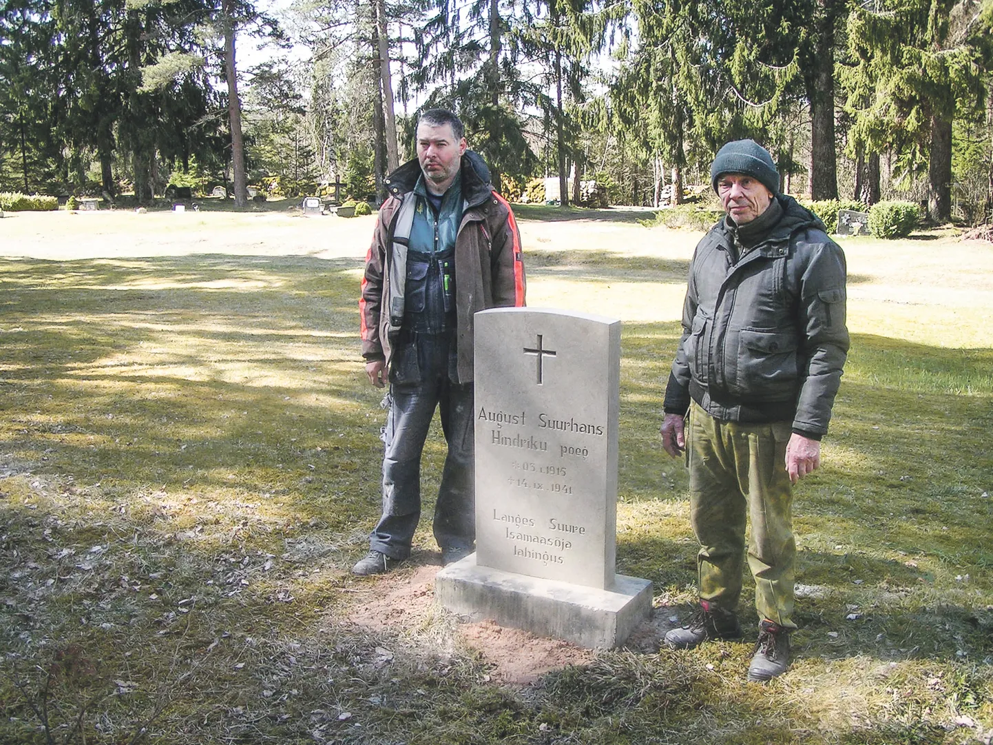 MÄLESTUSE JÄÄDVUSTAJAD: Mati Mändmaa ja Leonid Kušnarjov klubist Front Line usuvad, et uus kivi püsib kaua.
