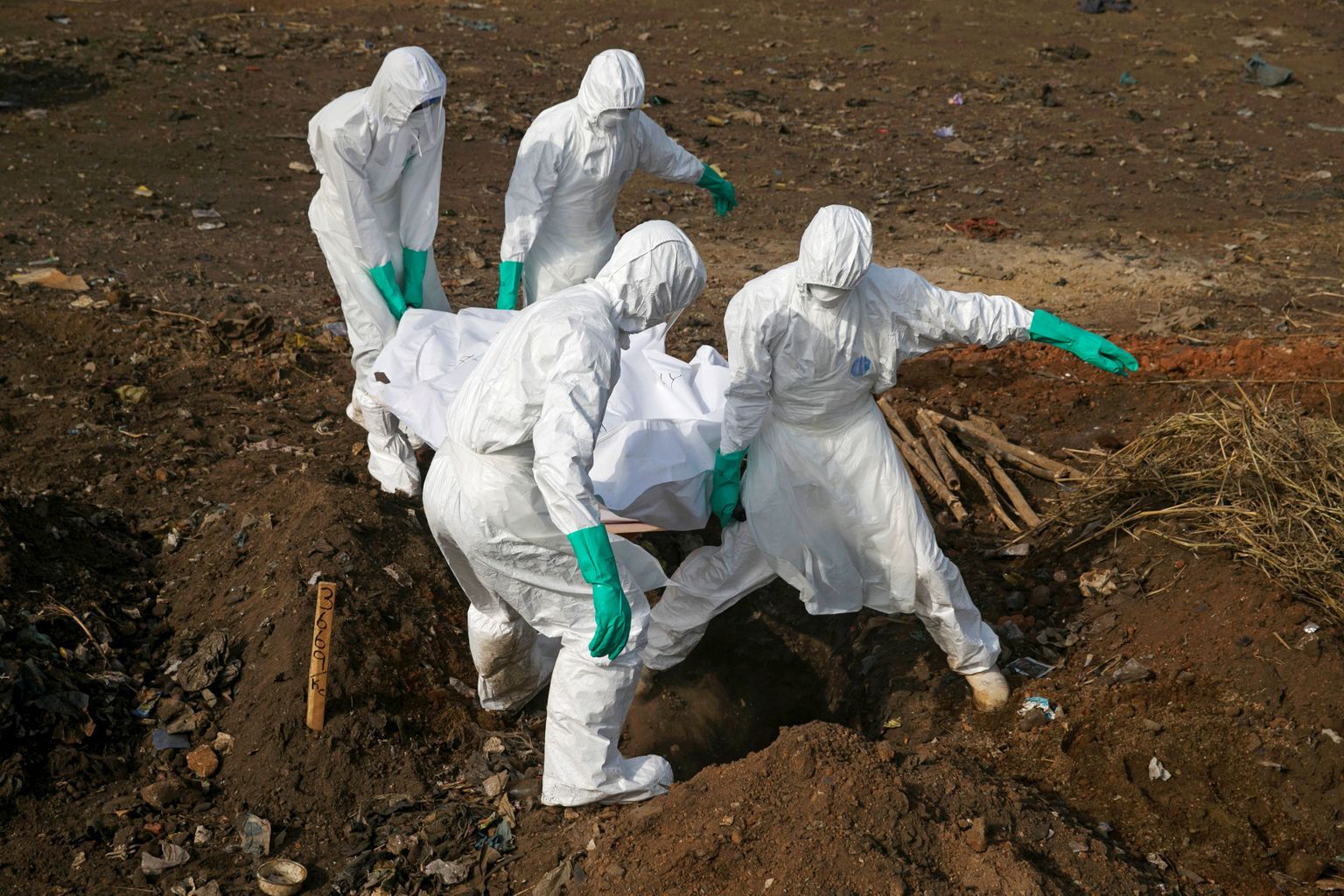 Tervishoiutöötajad Ebola ohvrit matmas.