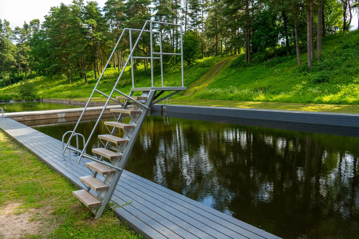 Uueveski bassein sai mullu kaasava eelarve raha eest uue väljanägemise ning ahvatleb ujuma. Paraku on vesi seal tervisele ohtlik.