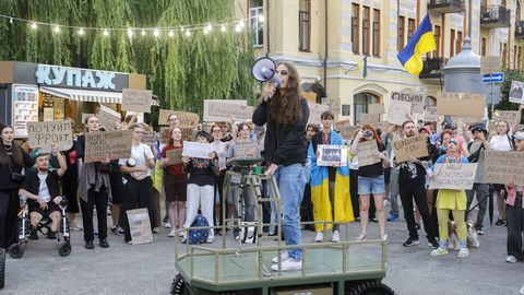 Zelenskõi vangerdused ei aidanud: rahvas jätkab protestimist, Fedorovi toetus ületab peaministri oma