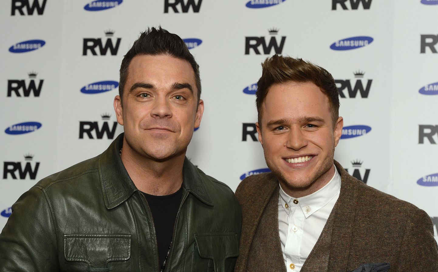 Robbie Williams ja Olly Murs  REUTERS/Paul Hackett (BRITAIN - Tags: ENTERTAINMENT SOCIETY)
