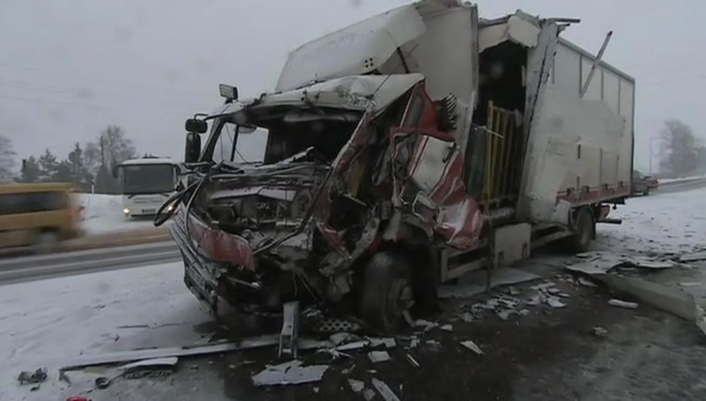 Авария двух грузовиков и снегоуборочной машины