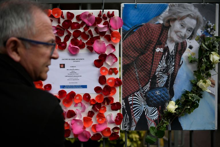 Pariisis antisemiitlikel põhjustel tänavu märtsis mõrvatud Mireille Knolli foto tema koduaial.