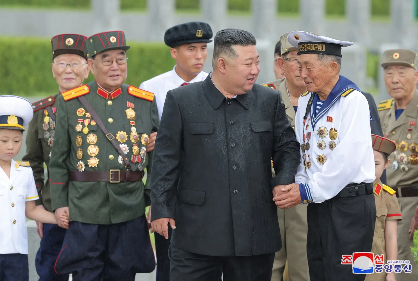 Kim Jong-un Põhja-Korea ametnike ja sõjaväelastega.