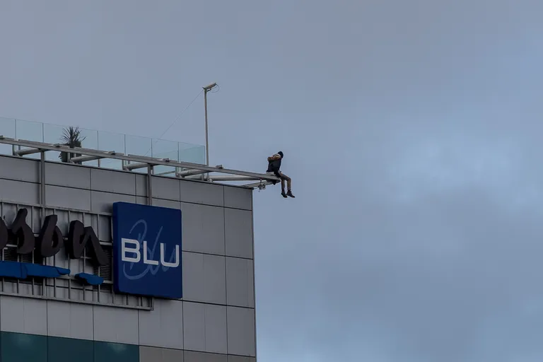 Tallinna südalinnas asuva hotelli Radisson Blu Sky Hotel katusel istus ligi tund aega noormees. FOTO: SANDER ILVEST/POSTIMEES