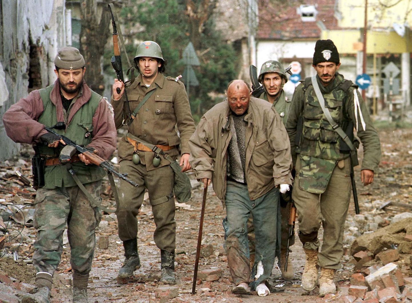 1991: Serbia sõdurid ja horvaadist tsiviilisik Vukovaris.
