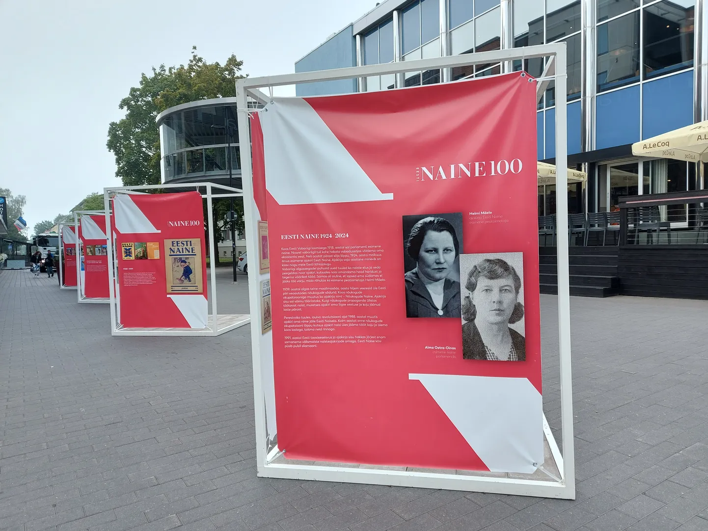 Välinäitus Kvartali kõrval.
