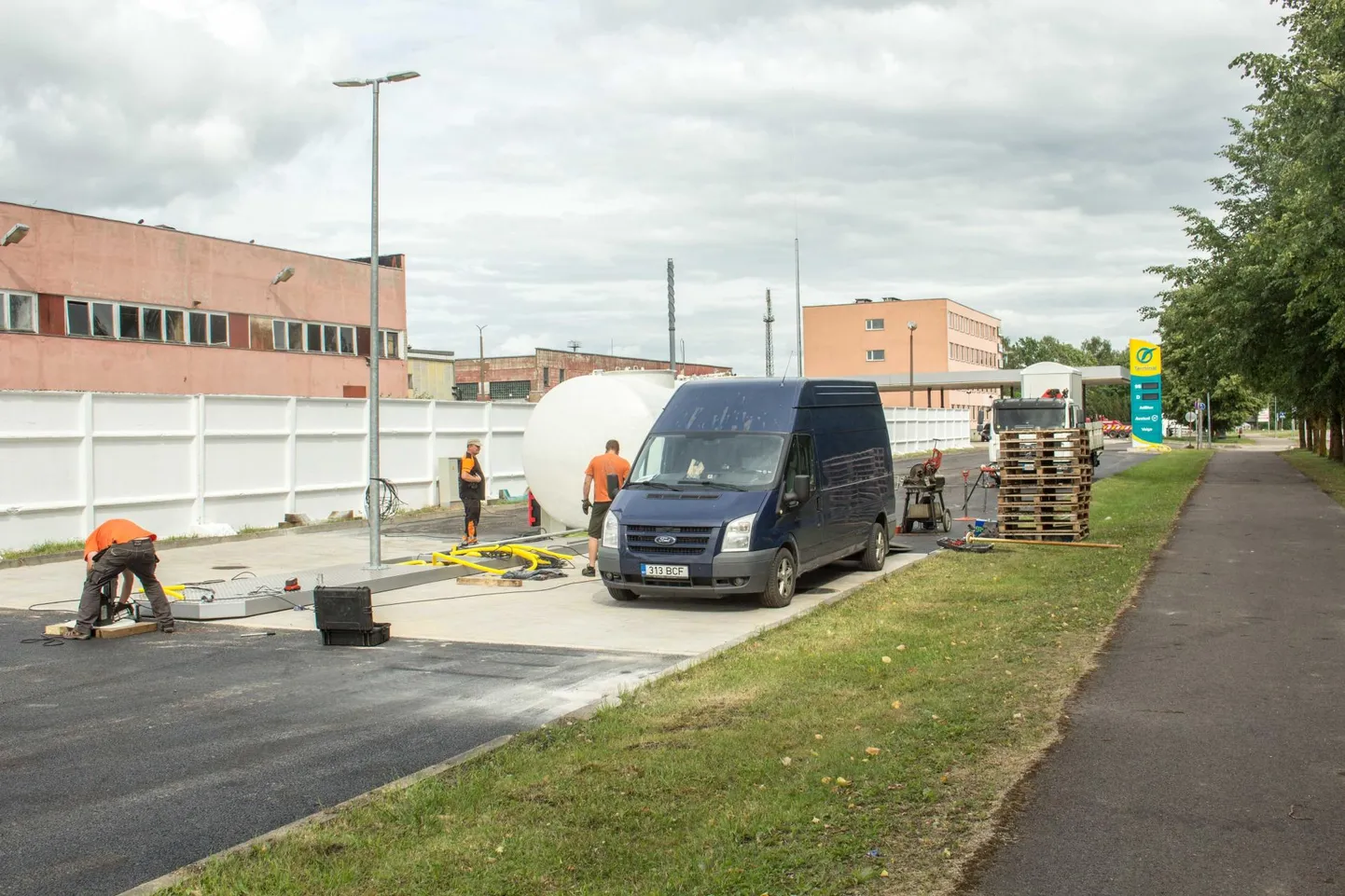 Teisipäeval käisid Valga äsja valminud tanklas veel viimased paigaldustööd.