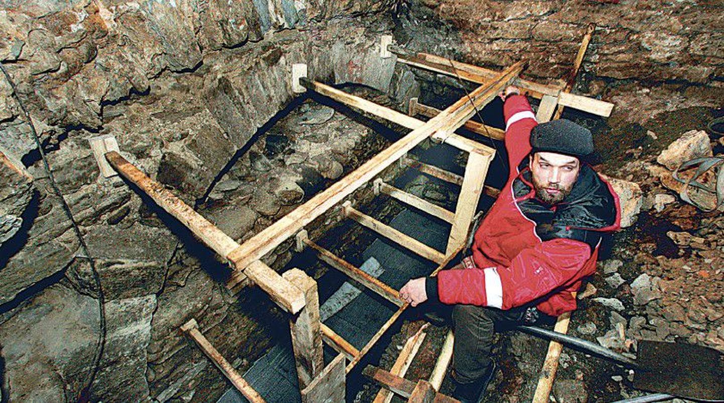 Arheoloog Peeter Talvar näitab Tallinna vanalinnas maa-aluse tunneli rajamisel ootamatult välja tulnud kunagist linnamüüri väravat, mis umbes 500 aastat tagasi kinni müüriti. Värva olemasolust polnud ajaloolastel aimugi.