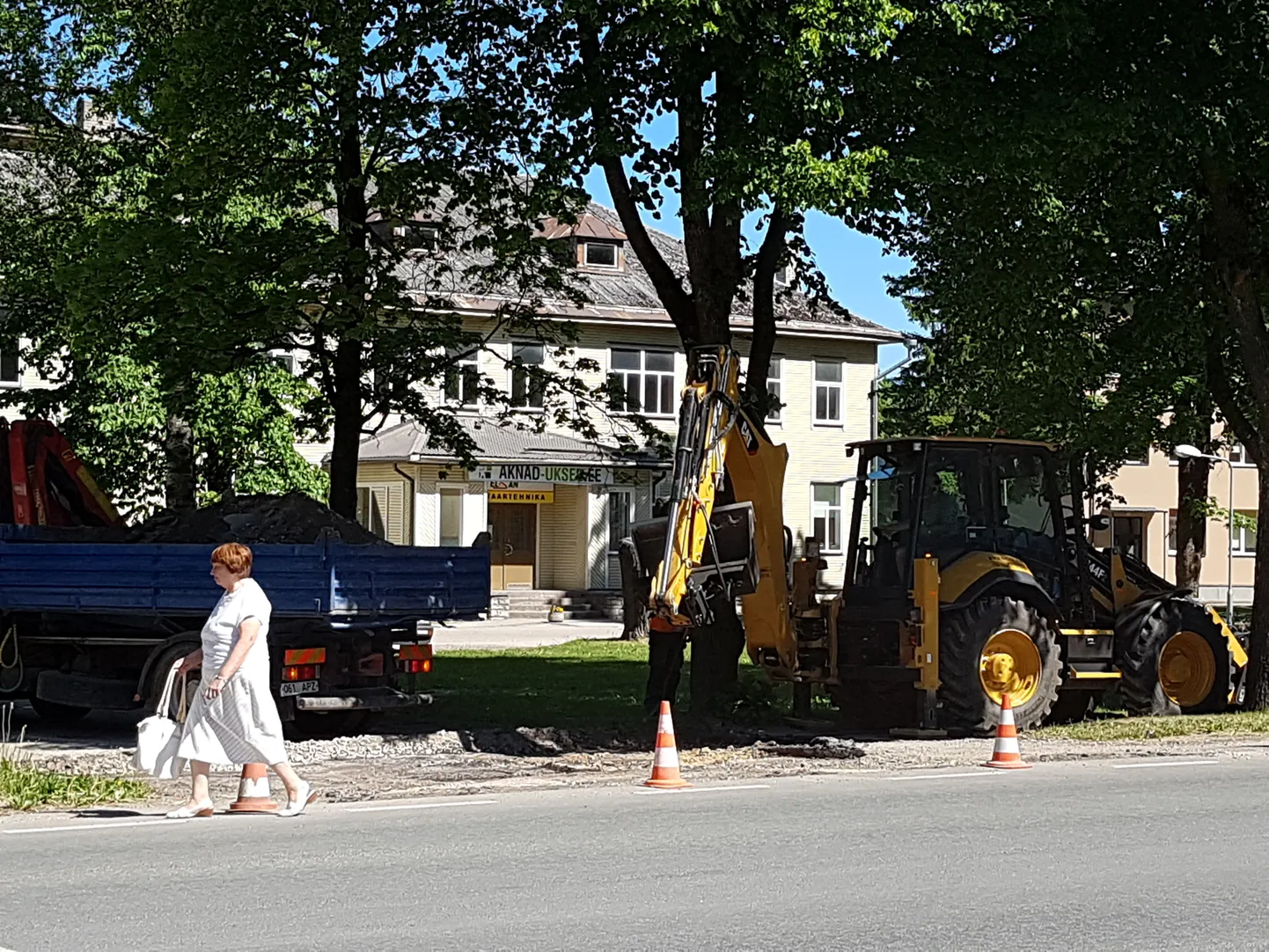 Pärnu tänavalt CarStopi autoteeninduse juurde sissesõit saab nüüd sujuvam.