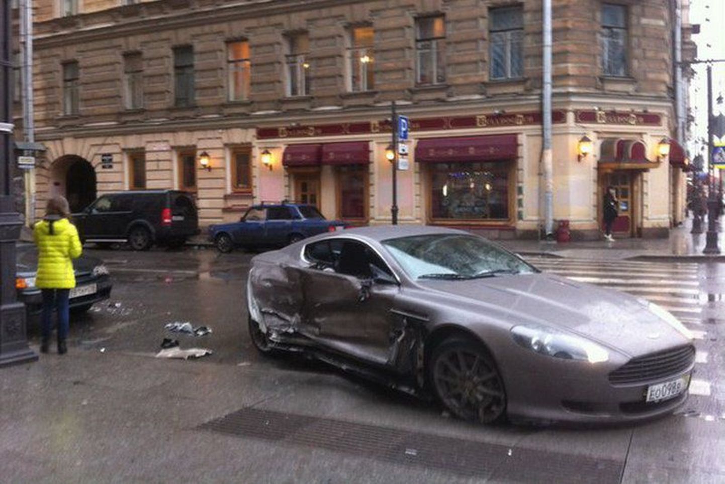 Õnnetusse sattunud Aston Martin.