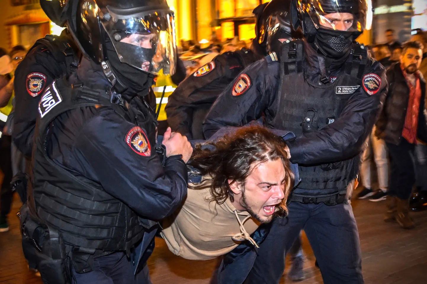Venemaa president Vladimir Putin kuulutas 21. septembril 2022 välja osalise mobilisatsiooni ja kohe lahvatasid Venemaa linnades sellevastased protestid. Pildil politsei pidamas Moskvas meeleavaldajat kinni