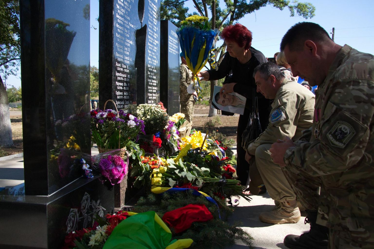 Lillede asetamine Ukraina relvajõudude langenud dessantväelaste mälestussamba juurde Donetski oblastis Kostjantõnivkas 2015. aastal.