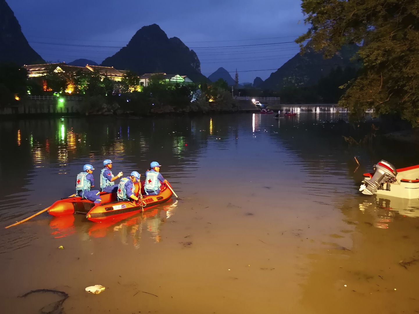 Päästjad Taohua jõel kadunud inimesi otsimas.