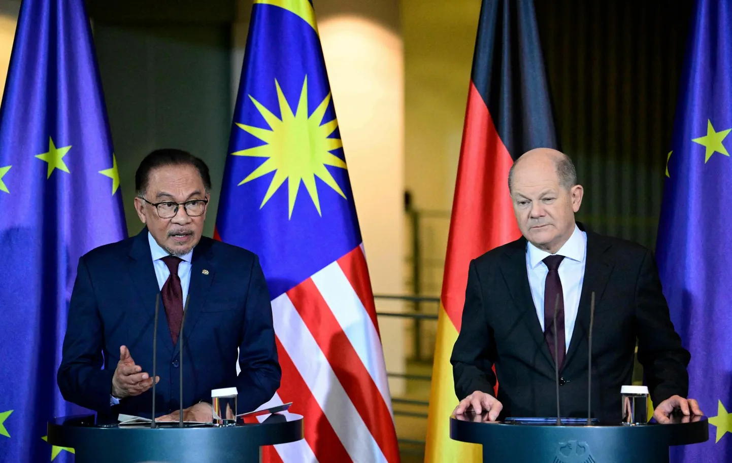 Malaisia peaminister Anwar Ibrahim ja Saksa kantsler Olaf Scholz pressikonverentsil Berliinis.