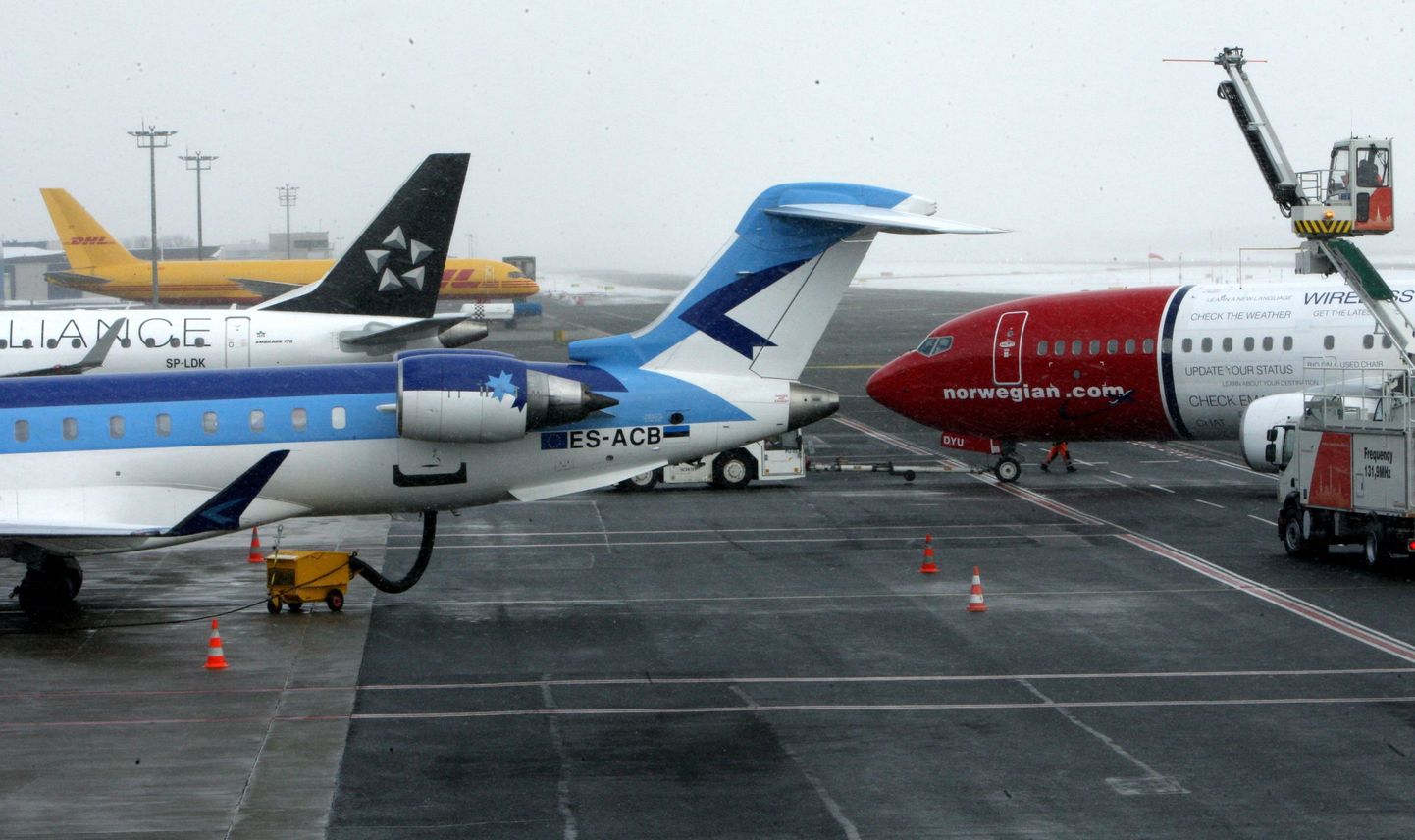 Estonian Airi lennuk Tallinna lennuväljal.