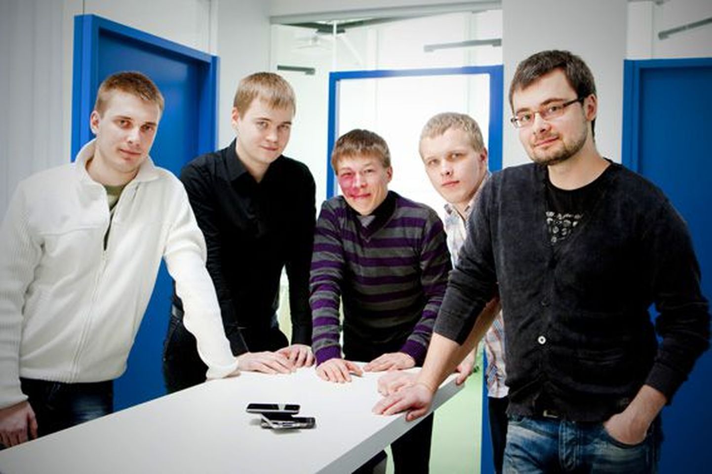 Šopahoolikutele mobiilirakenduse väljatöötajate meeskonda kuuluvad (vasakult) Vambo Laud, Carl Rannaberg, Vahur Mäe, Janar Jürisson ja Valeri Torf.