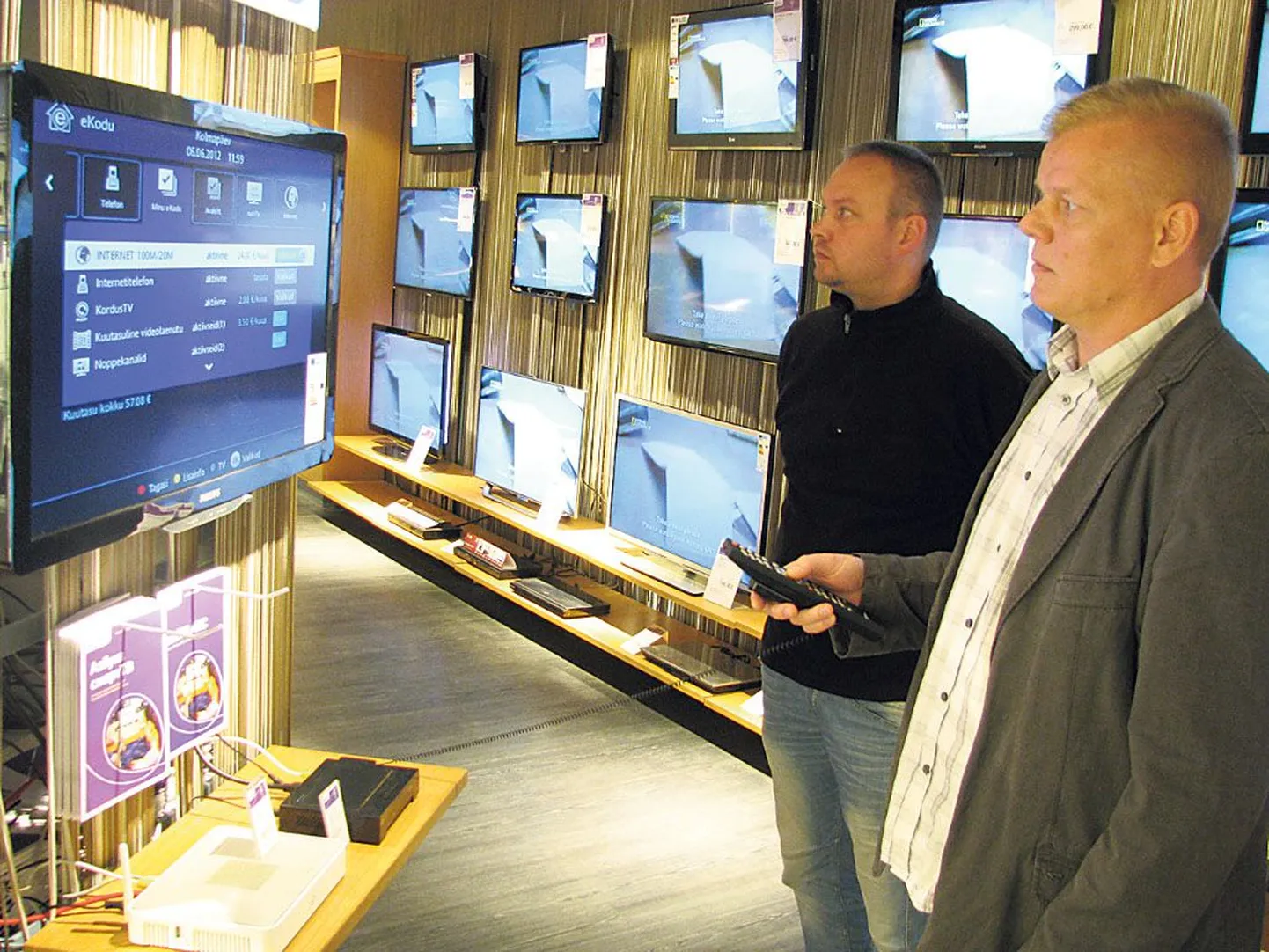 Elioni töötajad Alo Riismandel ja Agmo Parv näitavad ettevõtte Kaubamajaka esinduses, mida eKodu võimaldab.