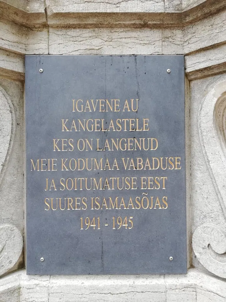 Vigases eesti keeles kirjutatud infotahvel Narvas