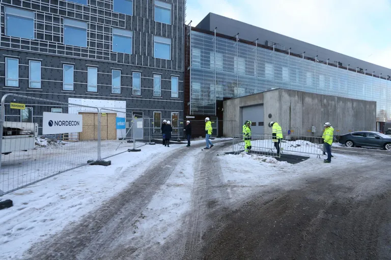 Sellel pildile jäänud inimesed asuvad kõik teerajal, mida mööda pääseb ka patsient erakorralise medistiini osakonna uue, ajutise ukseni. Muutus hakkab kehtima alates esmaspäevast kella 10-st.