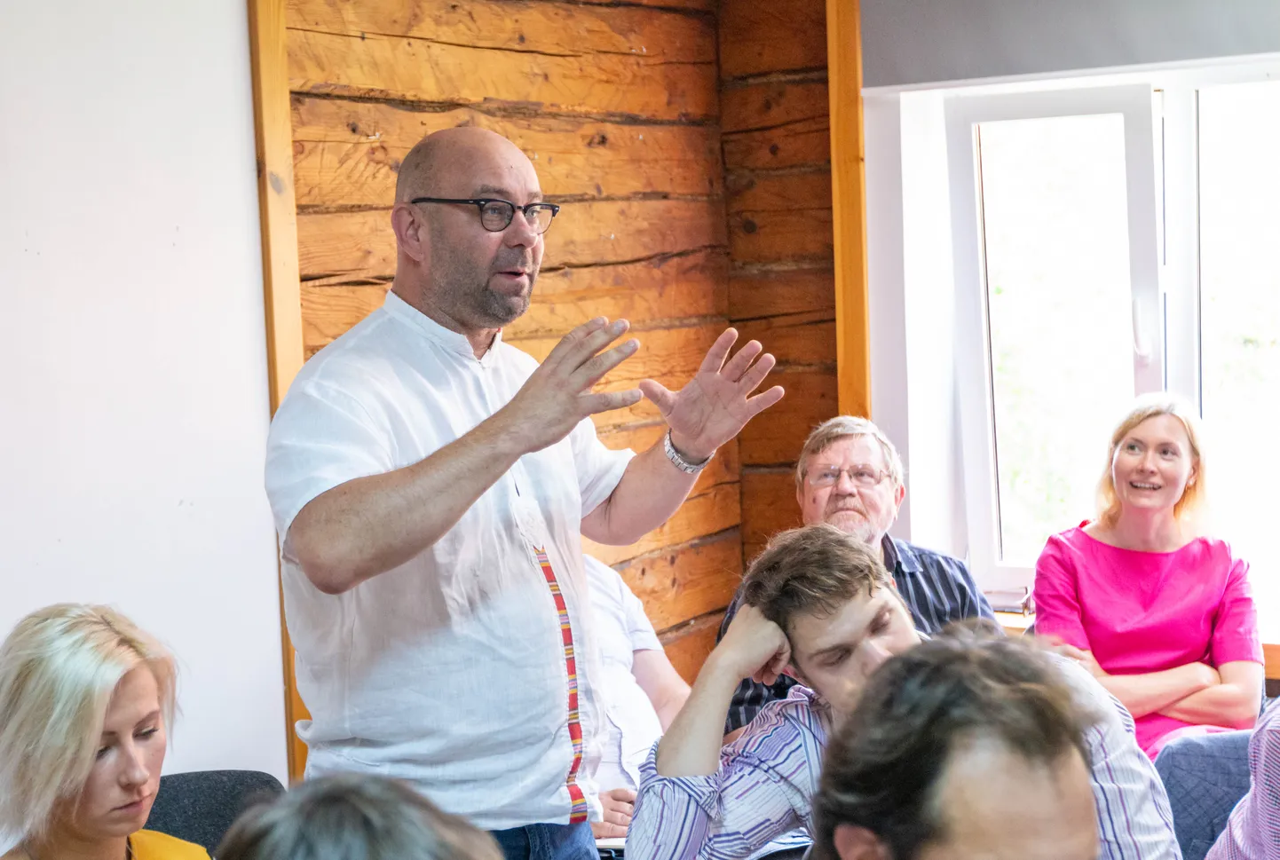 Foto on tehtud 2018. aastal, kui sotsiaaldemokraadid kogunesid taasiseseisvumispäeva eel Otepääle, et arutada, kuidas kujundada riigi ja omavalitsuste koostööd. Pildil esiplaanil Otepää vallavanem Kaido Tamberg, kes nüüd enam erakonna liige ei ole.