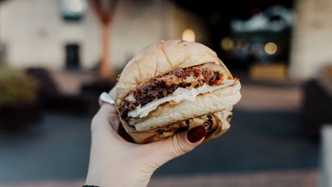 Pikk tarneaeg tõi kliendile šokeeriva üllatuse ja raha tagasi: kukkel lössis ja kogu burger oli laiali vajunud