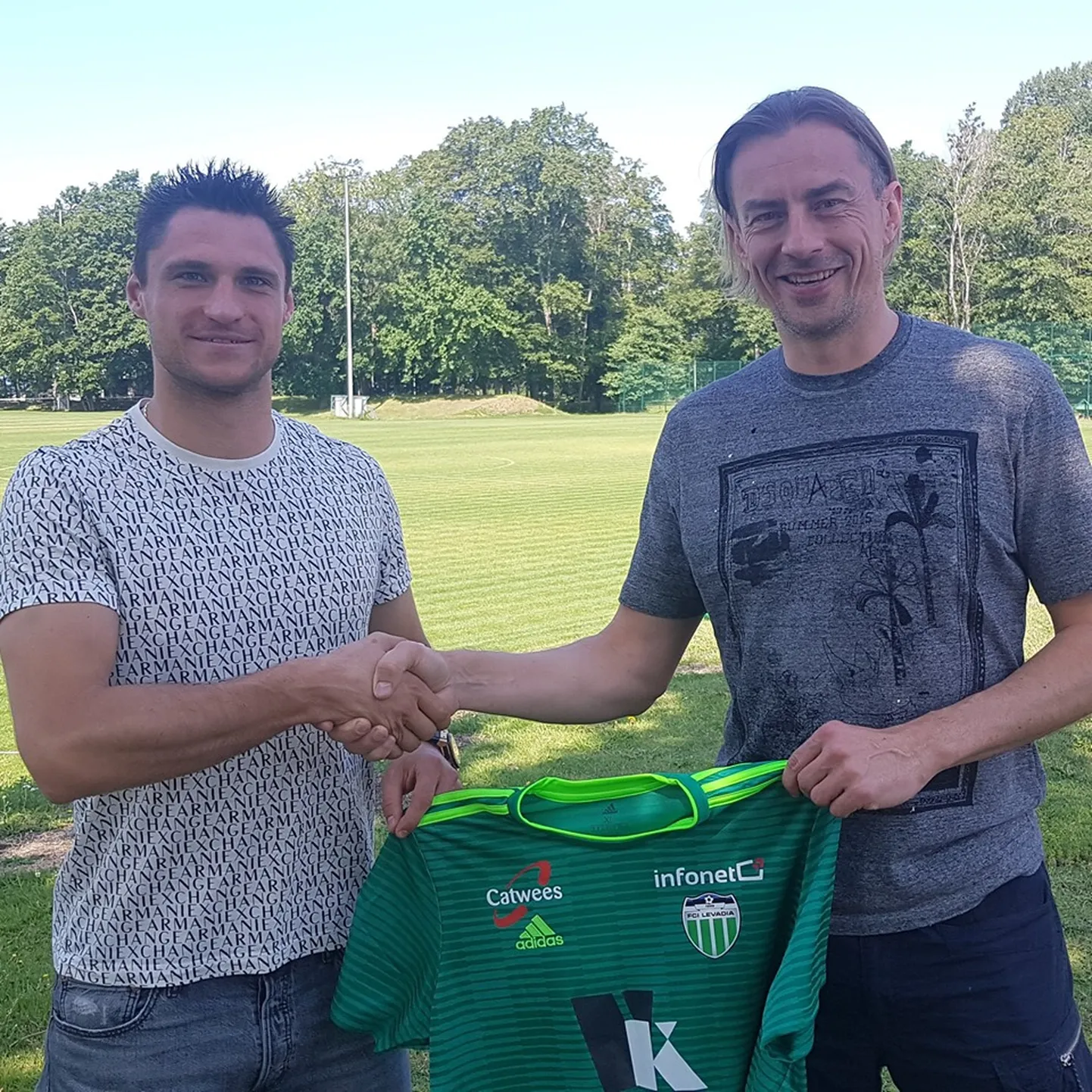 Ründaja Jevgeni Kabajev (vasakul) ja FCI Levadia spordidirektor Sergei Pareiko.