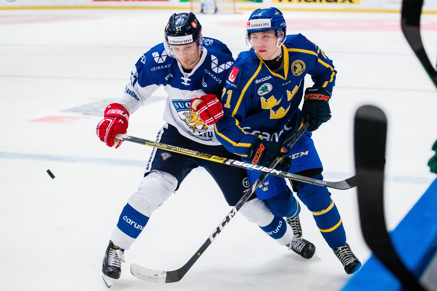 Soome jäähokimängija Kristian Näkyvä (vasakul) võitlemas Rootsi koondislase Jonathan Davidssoniga mullu veebruaris Soome-Rootsi kohtumises.