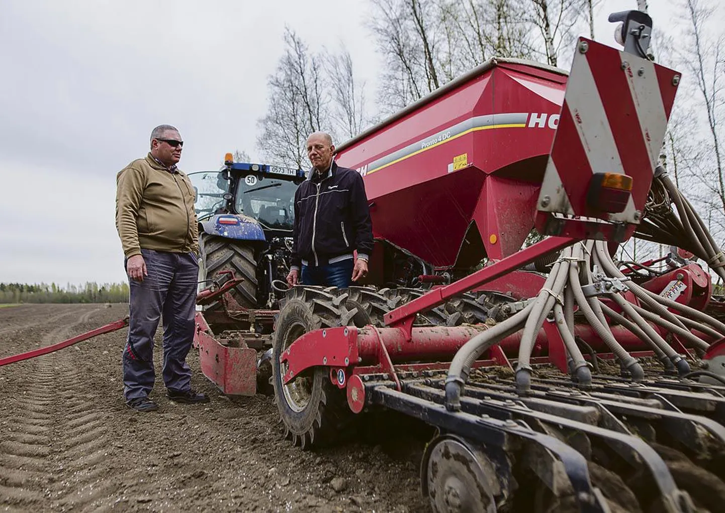 Traktorist Meelis Juhansoo (vasakul) ja staažikas põllumees Hannes Isand külvasid teravilja 550 hektaril.