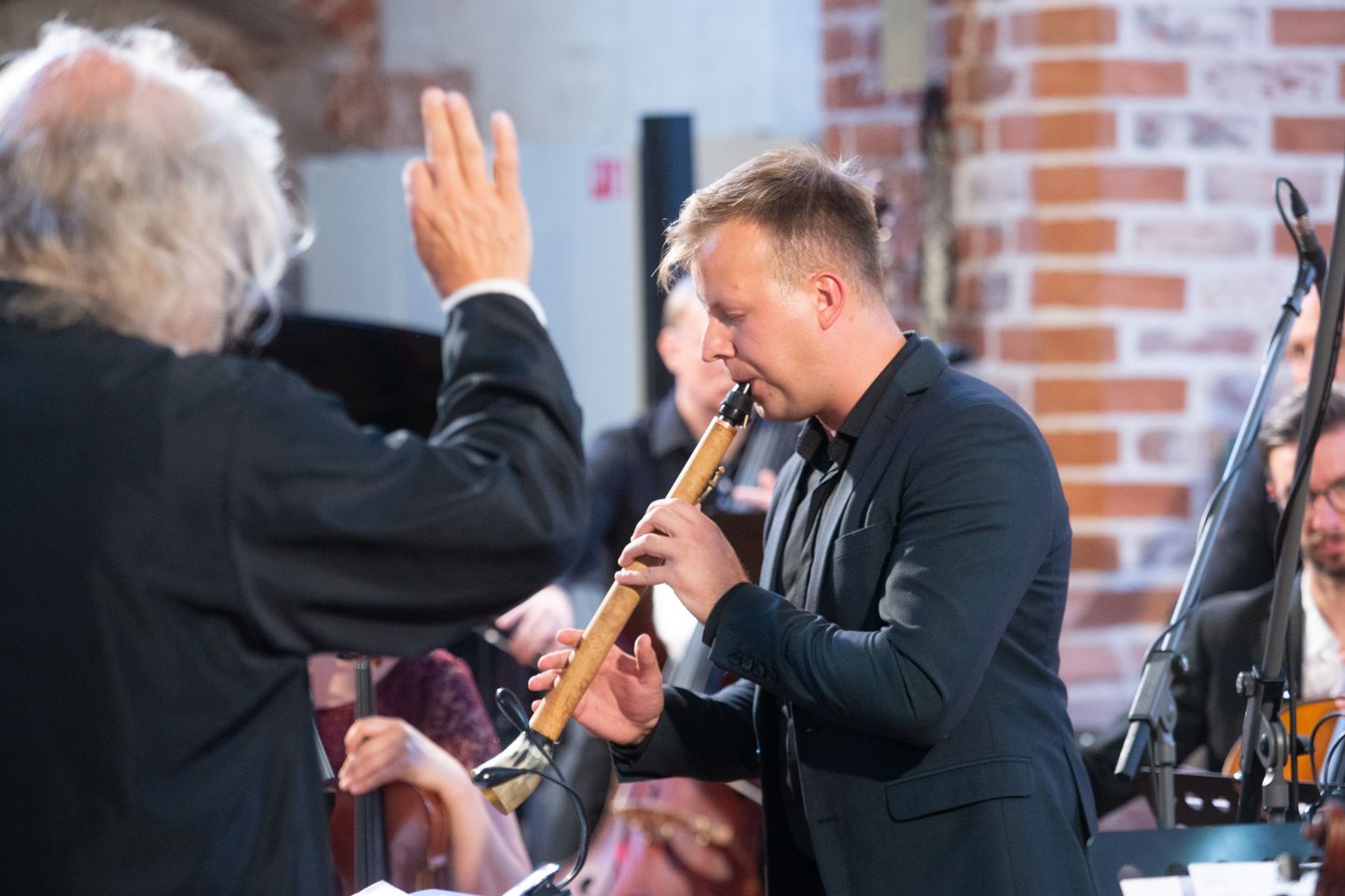 Andres Mustoneni dirigeeritud orkestris Klaaspärlimäng Sinfonietta soleerib leedulasest birbynėvirtuoos Vytautas Kiminius.