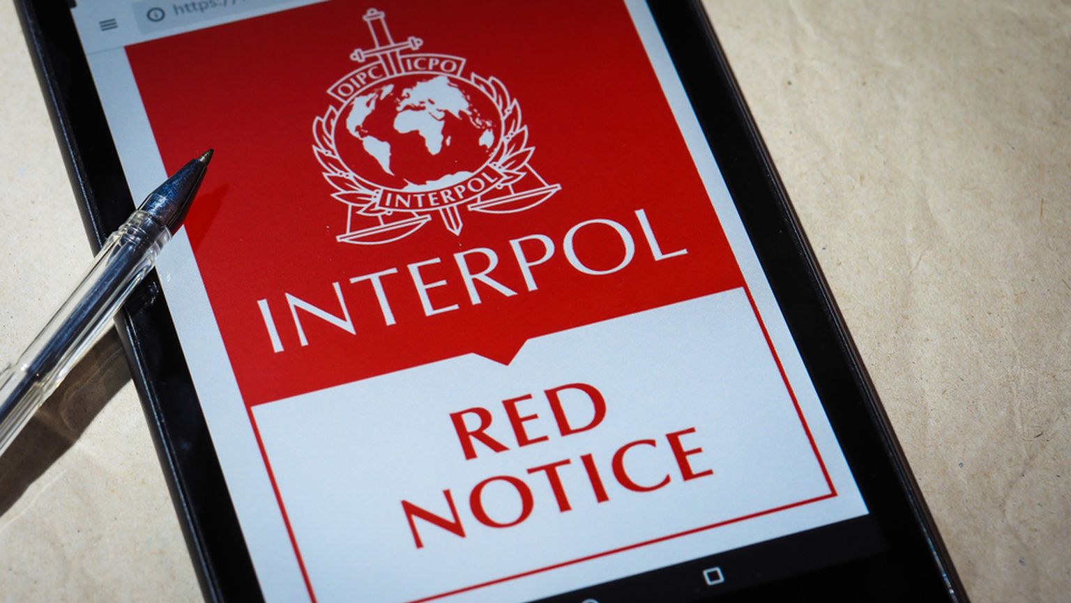 Kohalikud ametivõimud otsivad läbi Interpoli ohtlikke kurjategijaid.