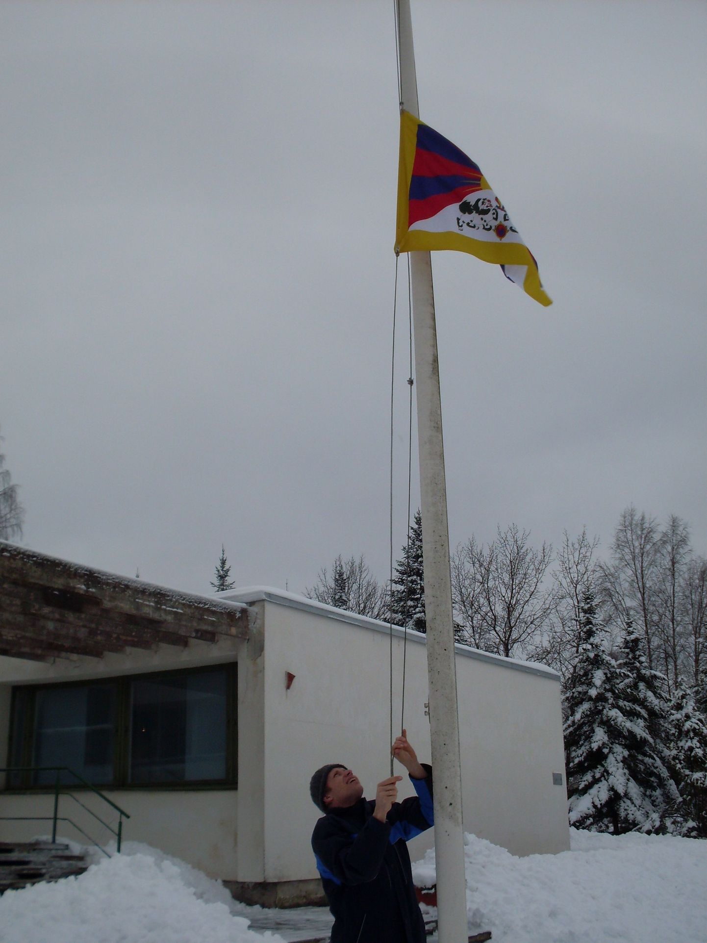 Põlva vallavanem Tiibeti lippu heiskamas